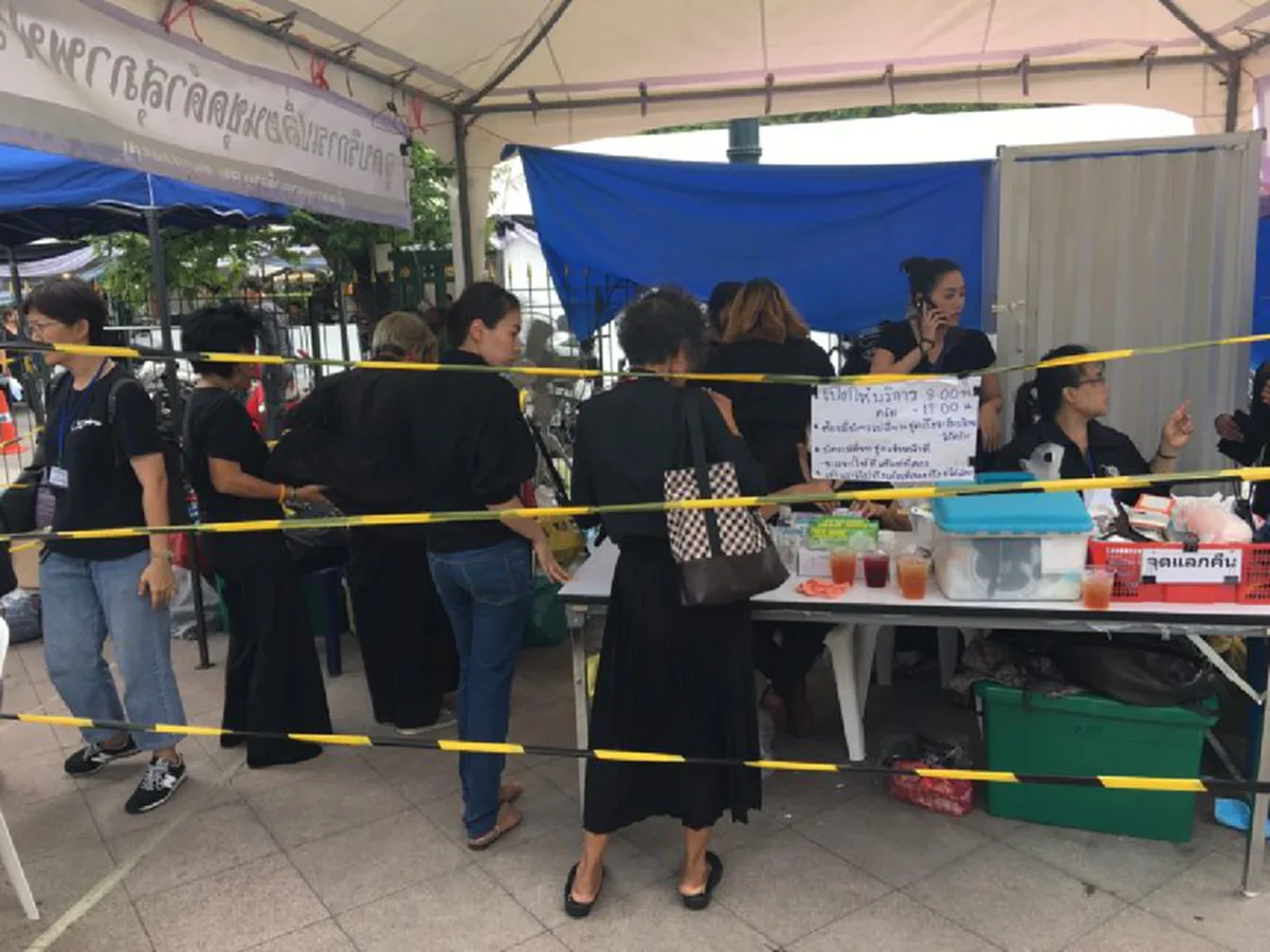 คนแห่ใช้บริการคับคลั่ง!!! จุดบริการเปลี่ยนชุดสุภาพ แนะแต่งตัวมาเรียบร้อยมาจะดีกว่า หลังคนแห่ใช้บริการต่อเนื่อง (ชมภาพ)