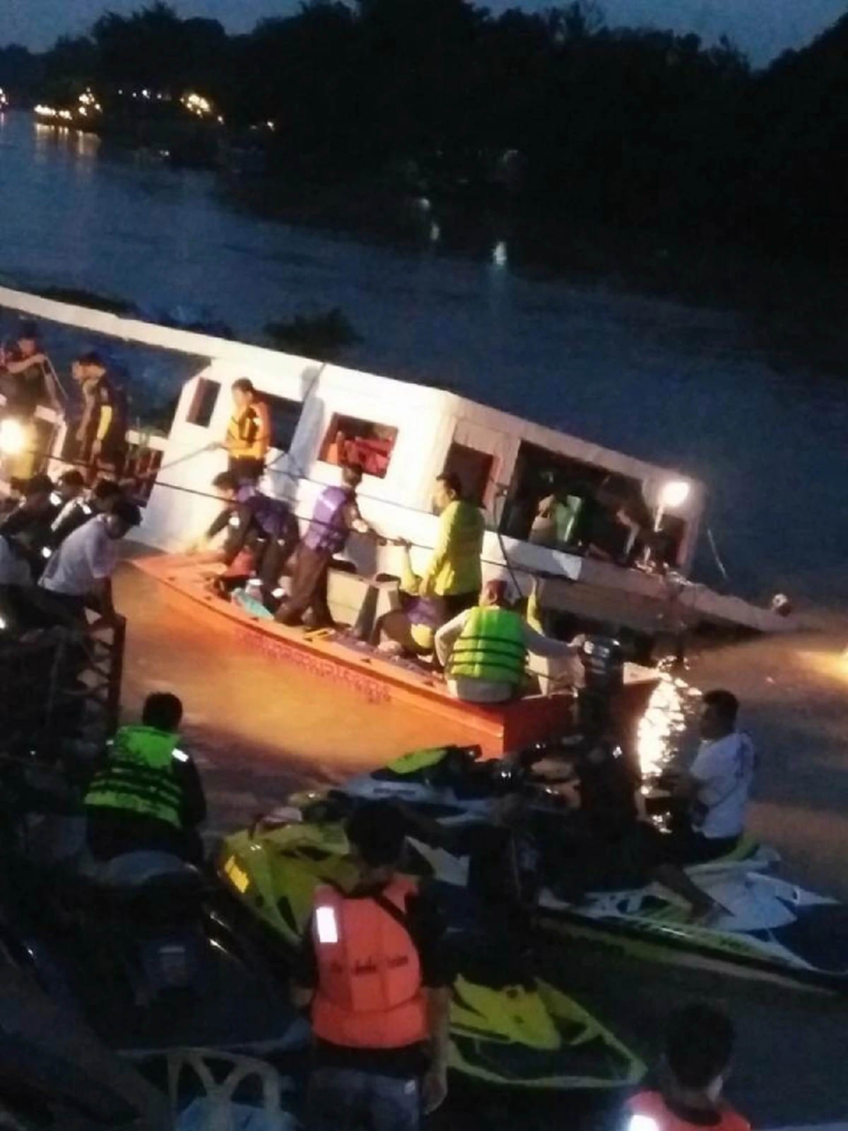 ยิ่งดู ยิ่งเศร้า!! คลิปสุดสะเทือนใจ!! โศกนาฏกรรมเรือล่มสังเวย12 ชีวิต กลางเจ้าพระยา (มีคลิป)