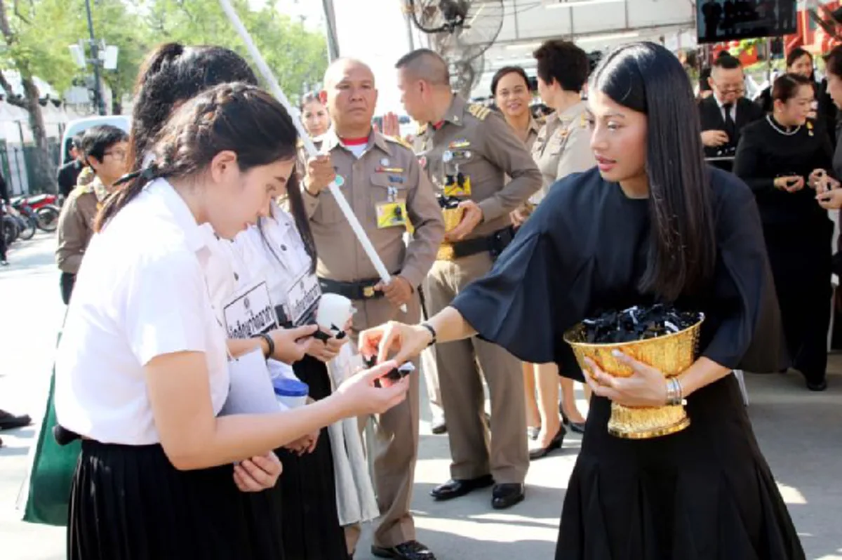  ปลื้มปีติพระเมตตา !!!! พระองค์หญิงสิริวัณณวรีฯทรงประทานเข็มกลัดโบว์ดำแก่ประชาชนร่วมกราบพระบรมศพ "ในหลวงรัชกาลที่ ๙"ด้วยพระหัตถ์พระองค์เอง 