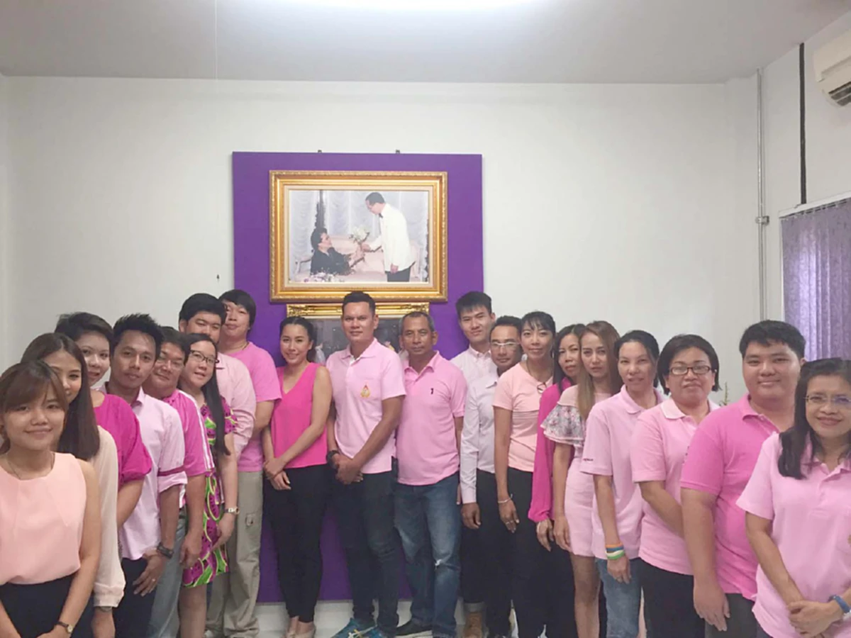 "สนธิญาณ ชื่นฤทัยในธรรม" นำทีมพนักงาน "บริษัท ทีนิวส์ ทีวี" ใส่เสื้อสีชมพู แสดงความจงรักภักดีต่อพระบาทสมเด็จพระเจ้าอยู่หัว