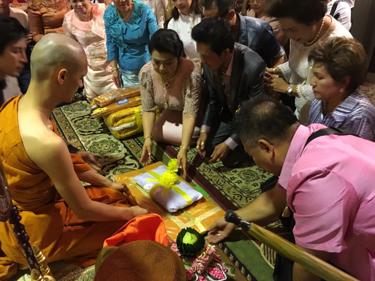 โธ่..พ่อทูลหัวของแม่!! แฟนคลับนับหมื่นแห่ร่วมงานบวช "ศรราม น้ำเพชร" เบียดแย่งรับโปรยทานวุ่น พร้อมเสียงตะโกนไม่พอใจหลังมีแต่เหรียญ?? 