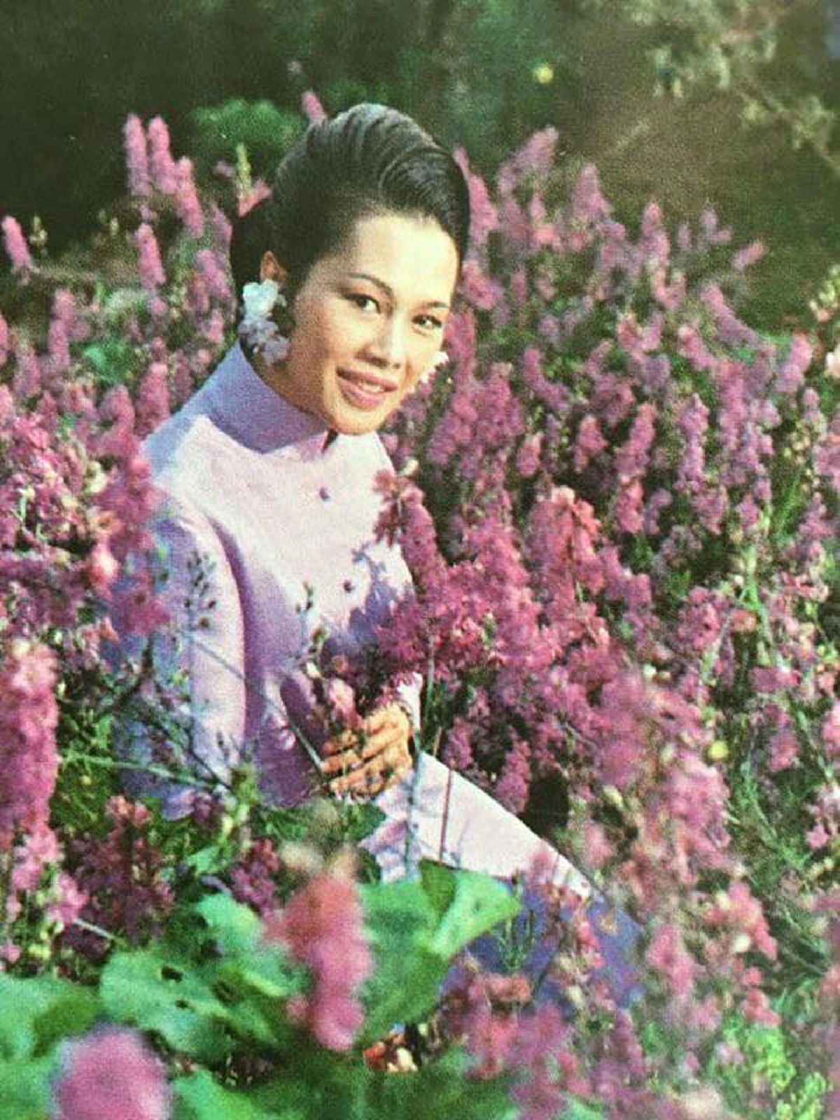 สุดงดงาม!! พระฉายาลักษณ์ "พระราชินี" หนึ่งในภาพถ่ายฝีพระหัตถ์ของพระบาทสมเด็จพระเจ้าอยู่หัว (ชมภาพ)