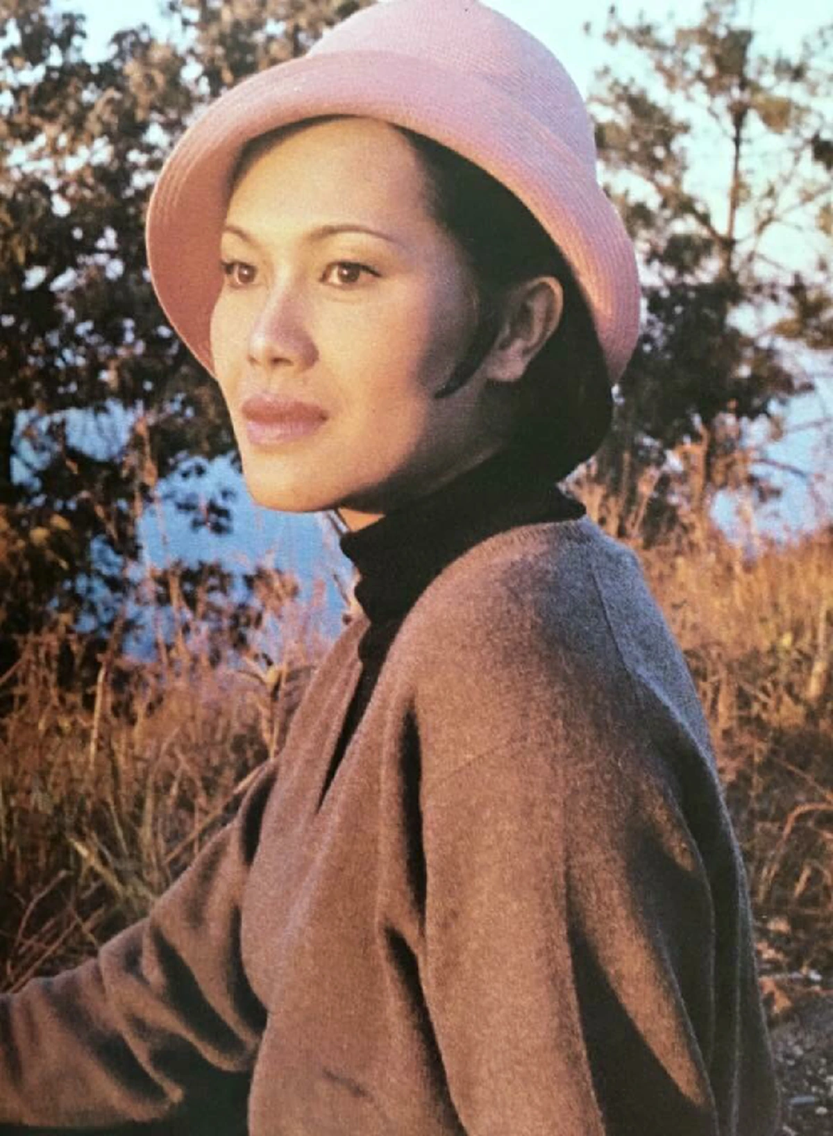 สุดงดงาม!! พระฉายาลักษณ์ "พระราชินี" หนึ่งในภาพถ่ายฝีพระหัตถ์ของพระบาทสมเด็จพระเจ้าอยู่หัว (ชมภาพ)