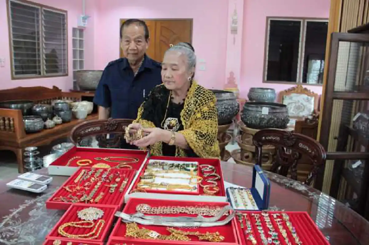 "เจ้าสร้อยมาลา" ทายาทอดีตกษัตริย์ลาว ขายผ้าไหมทองคำ ขันเงินใหญ่ ราคา 2 ล้านนำรายได้ถวายเป็นพระราชกุศล !?!