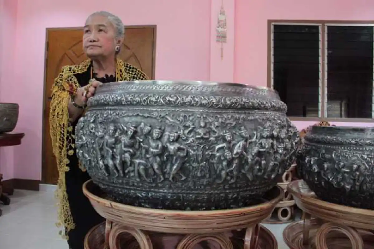 "เจ้าสร้อยมาลา" ทายาทอดีตกษัตริย์ลาว ขายผ้าไหมทองคำ ขันเงินใหญ่ ราคา 2 ล้านนำรายได้ถวายเป็นพระราชกุศล !?!