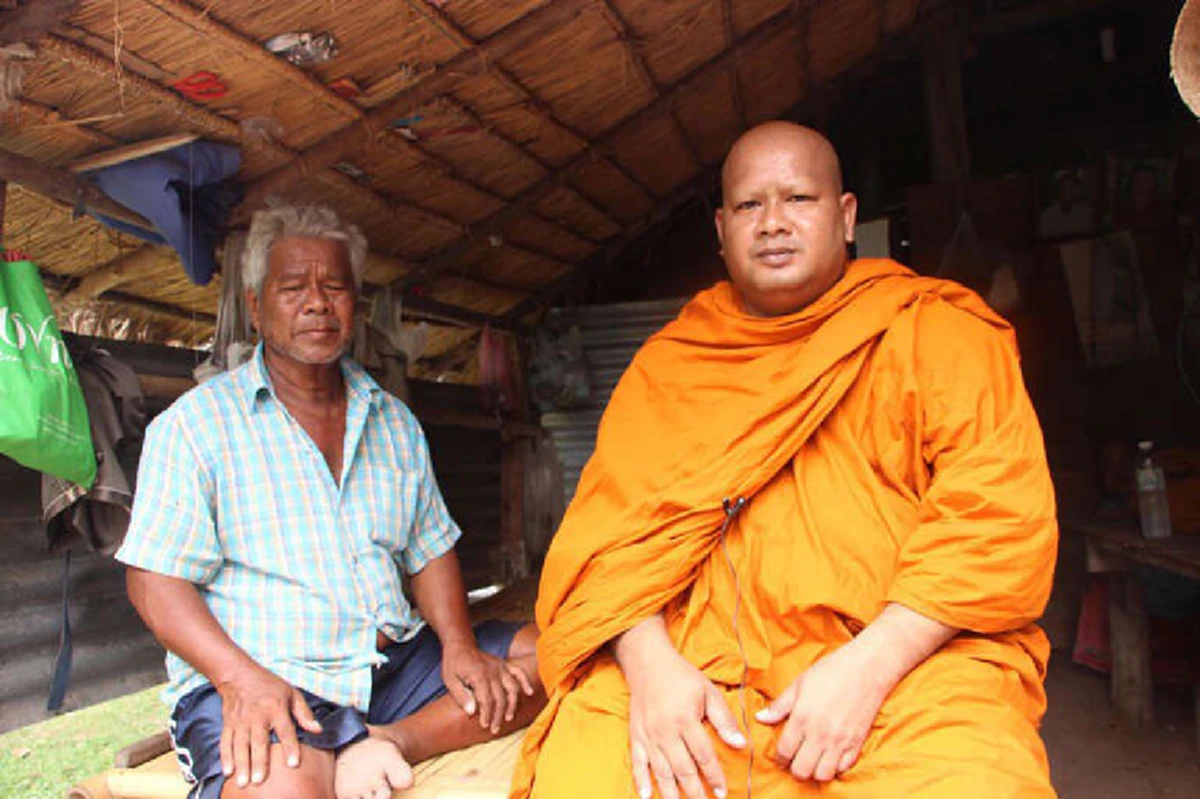 น้ำตาไหล!! พระลูกชาย คอยนำข้าวก้นบาตรมาให้พ่อป่วยโรคกระดูก เดินไม่ได้ บ้านยากจน ไม่มีเงินแม้แต่จะไปโรงพยาบาล 
