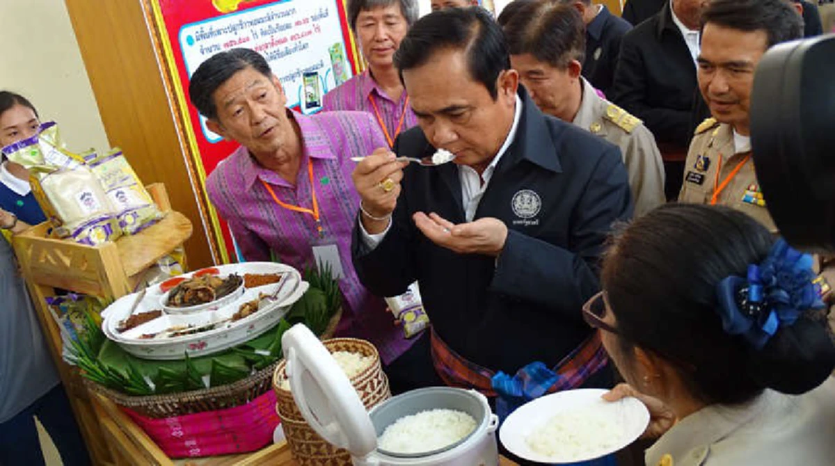 แซ่บคั่กๆ!! "นายกฯตู่" อวดลีลาสาวไหม กินปลาร้าบอง ชาวบ้านเล็งเบิ่งเลขทะเบียนรถตู้ ได้กันเต็มๆ!!(มีภาพ)