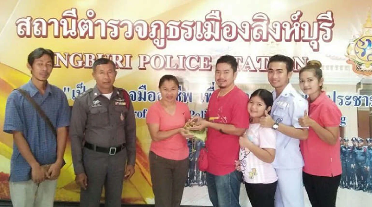 คนดีต้องแชร์!! ครอบครัวคนดี เมืองสิงห์ เก็บกระเป๋าได้หน้าร้านอาหาร พบเอกสาร-ทองรูปพรรณอื้อ ส่งคืนเจ้าของสุดดีใจ ไม่คิดว่าจะได้คืน