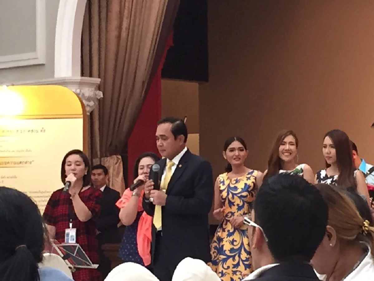 หญิงลียังต้องชิดซ้าย!!! เมื่อ "บิ๊กตู่" ลุกขึ้นดวลลูกคอกับ "นักข่าว" ในเพลงโปรด "ขอใจเธอแลกเบอร์โทร"!! (ชมคลิป)