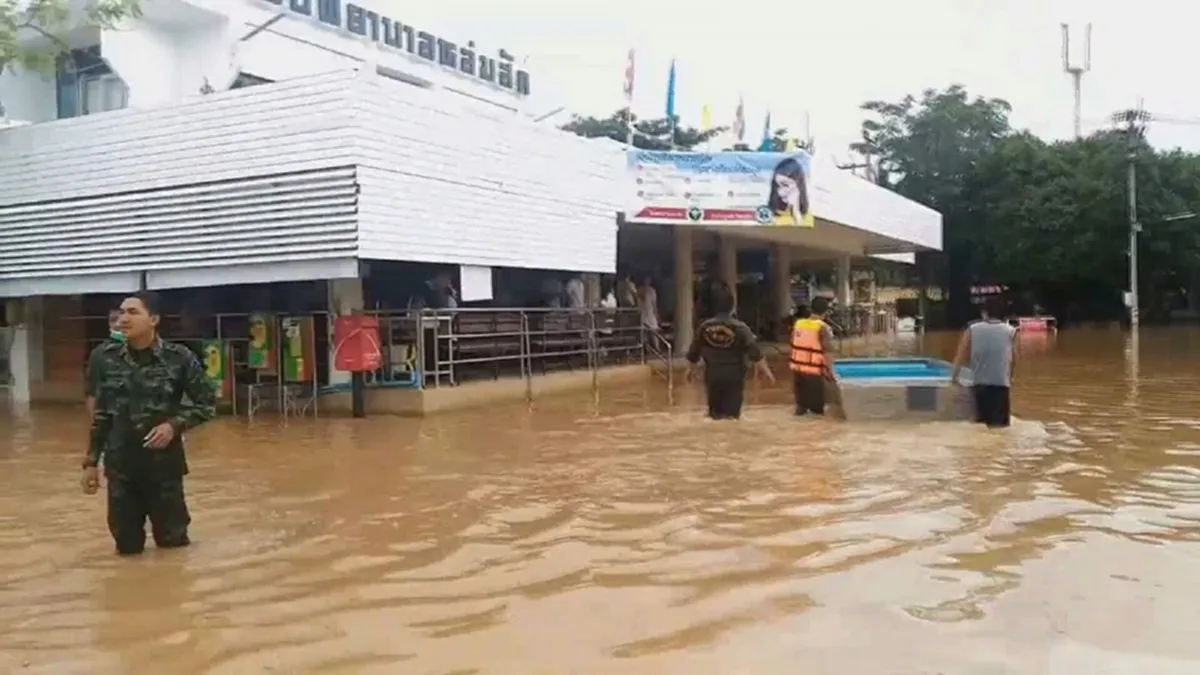 โกลาหล!! "รพ.หล่มสัก" เพชรบูรณ์อ่วมหนัก หลังน้ำป่าสัก ทะลักท่วมต้องเร่งย้ายผู้ป่วยออก บ้านเรือนปชช.เสียหายนับพัน!