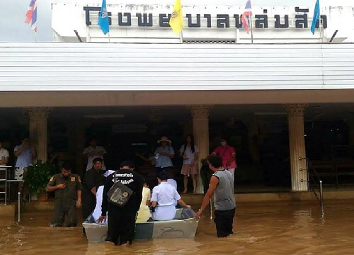 โกลาหล!! "รพ.หล่มสัก" เพชรบูรณ์อ่วมหนัก หลังน้ำป่าสัก ทะลักท่วมต้องเร่งย้ายผู้ป่วยออก บ้านเรือนปชช.เสียหายนับพัน!