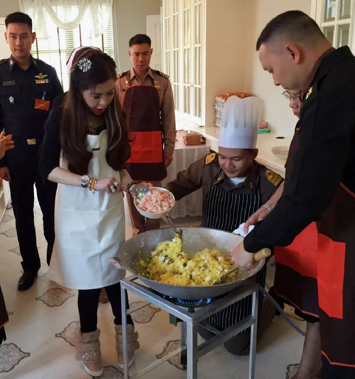 ปวงประชาปลื้มปิติ ฟ้าหญิงจุฬาภรณ์ฯ ทรงประกอบอาหาร ข้าวผัดสเปน 500 กล่อง แจกจ่ายพสกนิกรที่มาถวายสักการะพระบรมศพ ในหลวง ร.9 (ภาพ+รายละเอียด)
