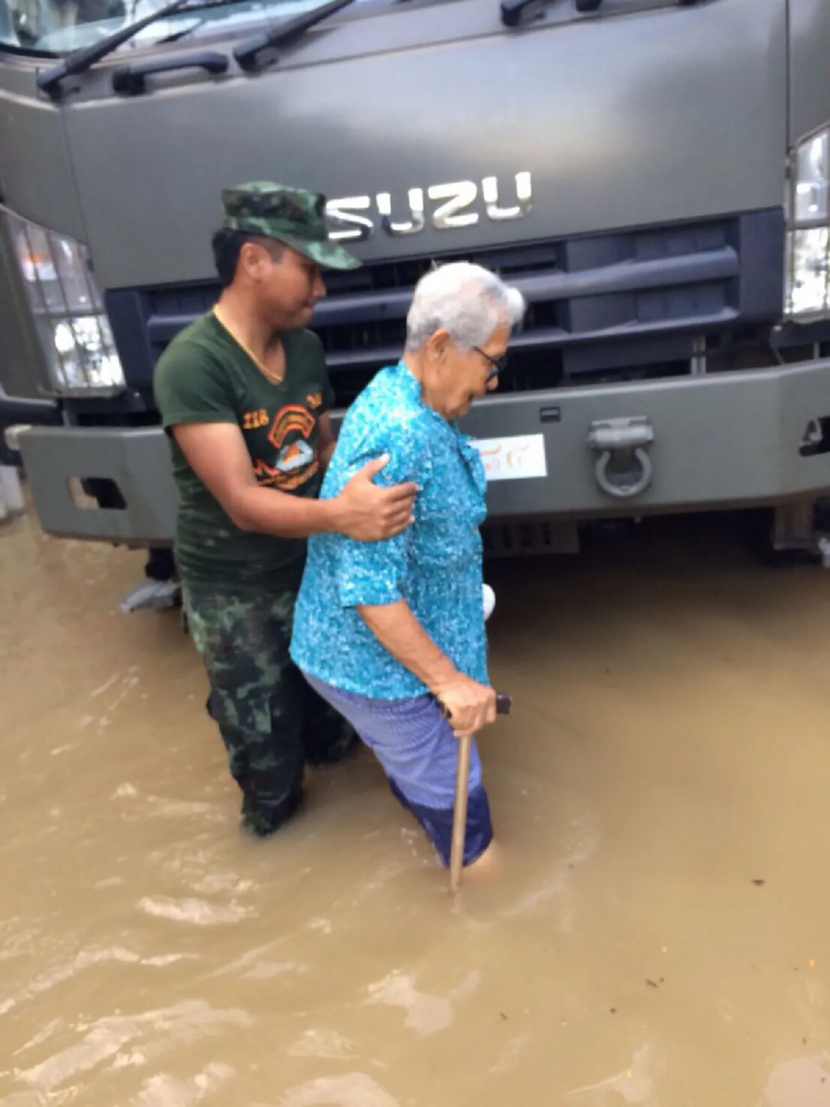 ทหารของพระราชา !!! ช่วยเต็มที่พี่น้อง ประสบอุทกภัย เพชรบุรี ... ไม่เคยบ่นว่าเหน็ดเหนื่อย เพราะเราคือคนของประชาชน 