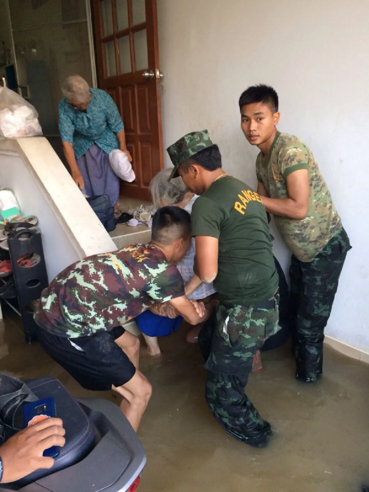 ทหารของพระราชา !!! ช่วยเต็มที่พี่น้อง ประสบอุทกภัย เพชรบุรี ... ไม่เคยบ่นว่าเหน็ดเหนื่อย เพราะเราคือคนของประชาชน 