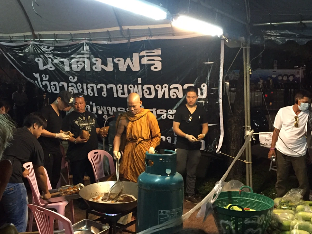 กลั้นน้ำตาไม่อยู่!!  "พระพุทธะอิสระ" กล่าวถึงพ่อหลวง ร.๙ ทั้งน้ำตา พร้อมเดินตามรอยพระยุคลบาทของพ่อหลวง ใช้ชีวิตพอเพียง (ชมคลิป)
