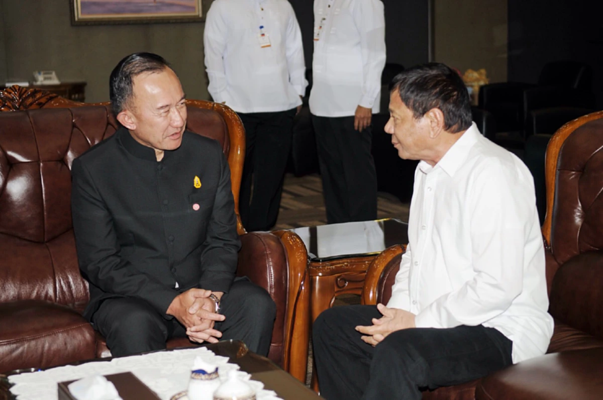 ยินดีต้อนรับ!!  มล.ปนัดดา ให้การต้อนรับ "ดูเตอร์เต" ผู้นำฟิลิปปินส์ เยือนไทย ถวายความเคารพพระบรมศพในหลวง ร.๙ (ภาพ)