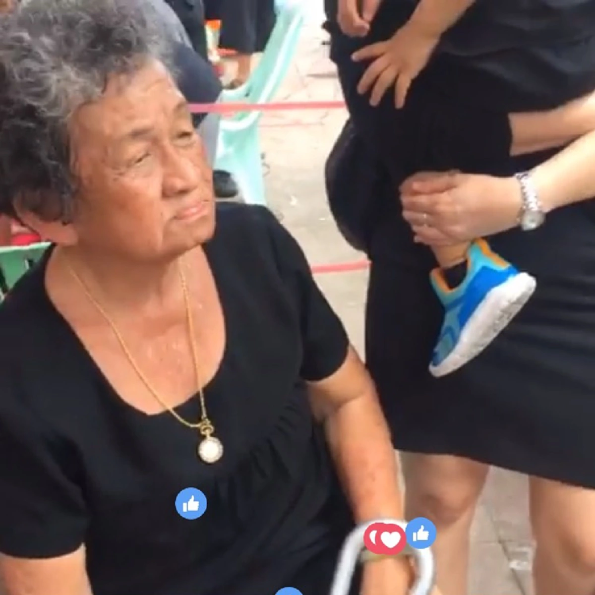 ยายรักในหลวง...มาช่วยในหลวง "ยายวัย 78 ปี" เดินเก็บขยะคนเดียว รอบท้องสนามหลวง ถึงแดดร้อนก็สู้ ขอได้เป็นส่วนหนึ่งที่ทำเพื่อพ่อหลวง ร.๙