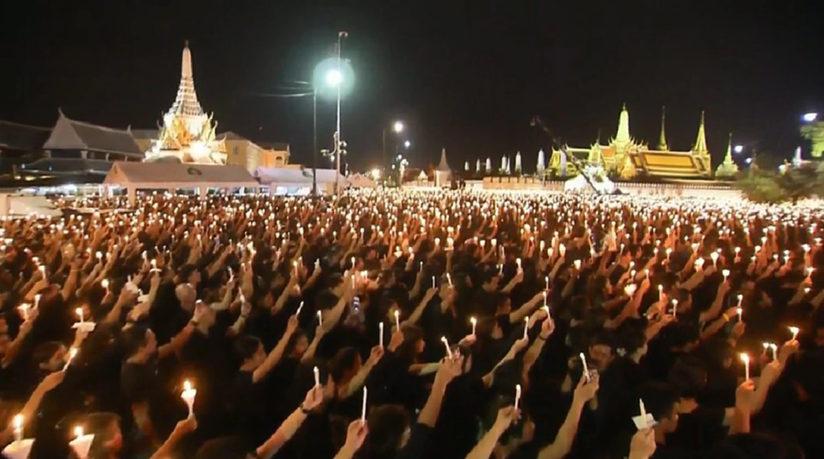 บันทึกไว้ในประวัติศาสตร์ไทย!! คลื่นพสกนิกรนับแสน ร่วมจุดเทียน-ร้องเพลงสรรเสริญพระบารมี กระหึ่มทั่วทั้งท้องสนามหลวง