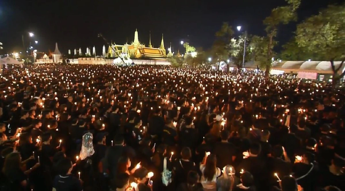 บันทึกไว้ในประวัติศาสตร์ไทย!! คลื่นพสกนิกรนับแสน ร่วมจุดเทียน-ร้องเพลงสรรเสริญพระบารมี กระหึ่มทั่วทั้งท้องสนามหลวง