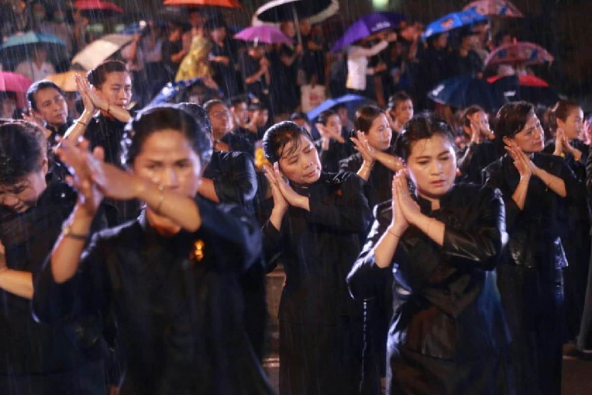 ด้วยหัวใจแห่งความภักดี!!! "ชาวอุดรฯ" รำถวายอาลัย "ในหลวง ร.๙" กลางสายฝน หน้าพระตำหนักหนองประจักษ์ ด้วยสำนึกพระมหากรุณาธิคุณ (คลิป)
