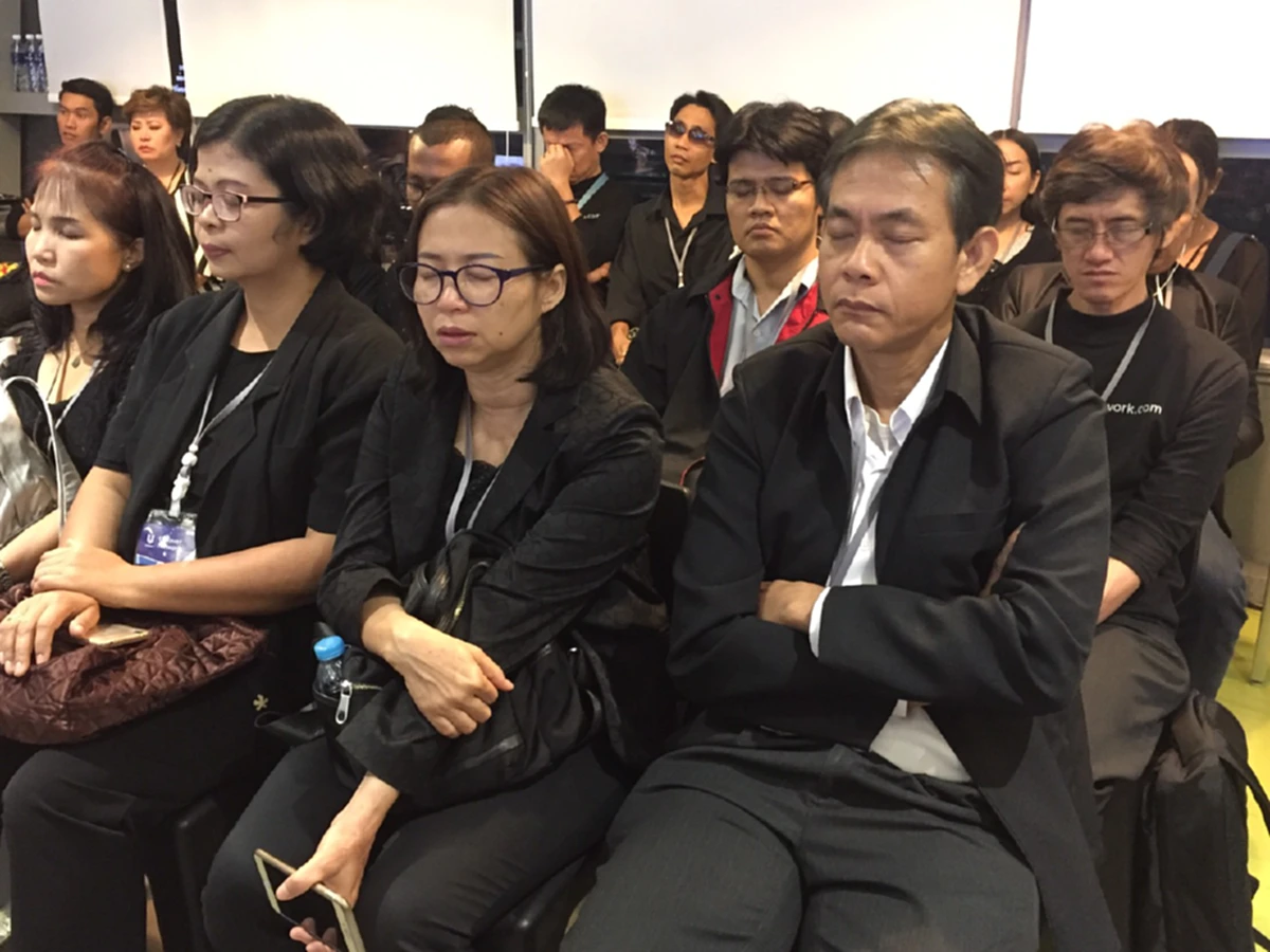 จงมีสติ...และลุกขึ้นมาทำหน้าที่ "เบส อรพิมพ์" นักพูดของพ่อ ฝากให้คนไทย "เปลี่ยนความโศกเศร้าเป็นพลัง" เพื่อ ในหลวง ร.๙ (ชมคลิป)