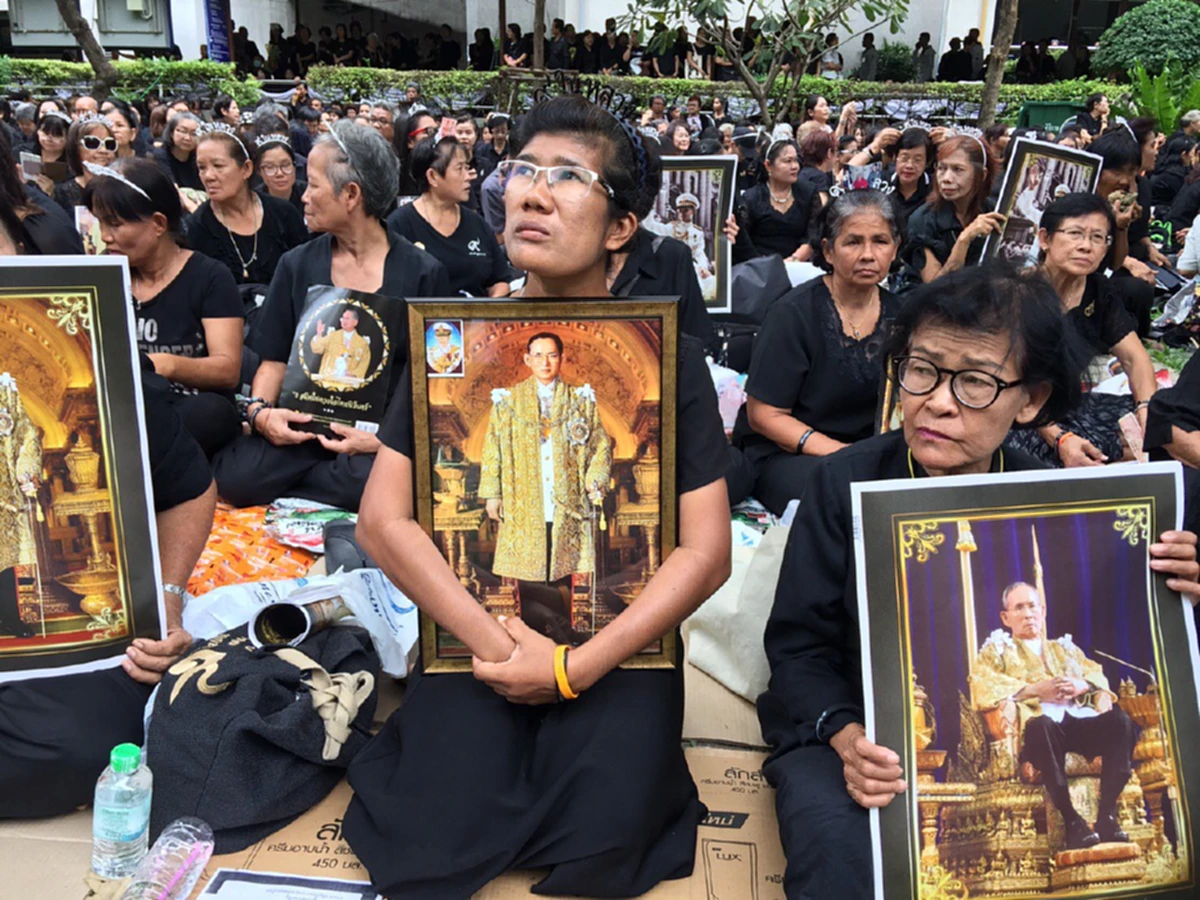 คิดถึงพ่อแทบขาดใจ...ชาวศิริราช "น้อมใจแปรอักษร" ถวายอาลัยพร้อมจุดเทียนแทนคำมั่นสัญญาขอเดินตามรอยพ่อหลวง ร.๙