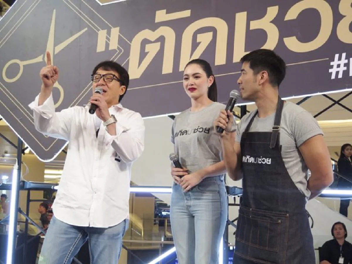 ถึงเซอร์ไพรส์เลย!!!  "เฉินหลง" เผยตอนเด็กวัย 9 ขวบเคยมากินนอนอยู่เยาวราชถึง 2 ปี รับผูกพันคนไทยมอบถุงยังชีพน้ำใจถึงชาวใต้ทุกข์น้ำท่วม..