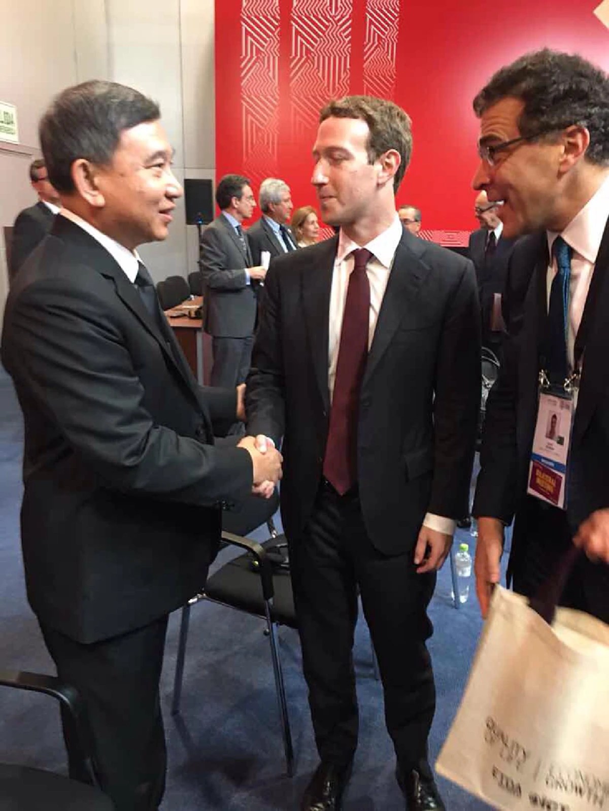แก๊ง112มีหนาว!!! "ประจิน" พบ "Mark Zuckerberg" เชิญเยือนไทยปีหน้า เจ้าตัวตอบรับมีโอกาสยินดีมา งานนี้มีลุ้นคุมเนื้อหาหมิ่นจากต่างประเทศสำเร็จ