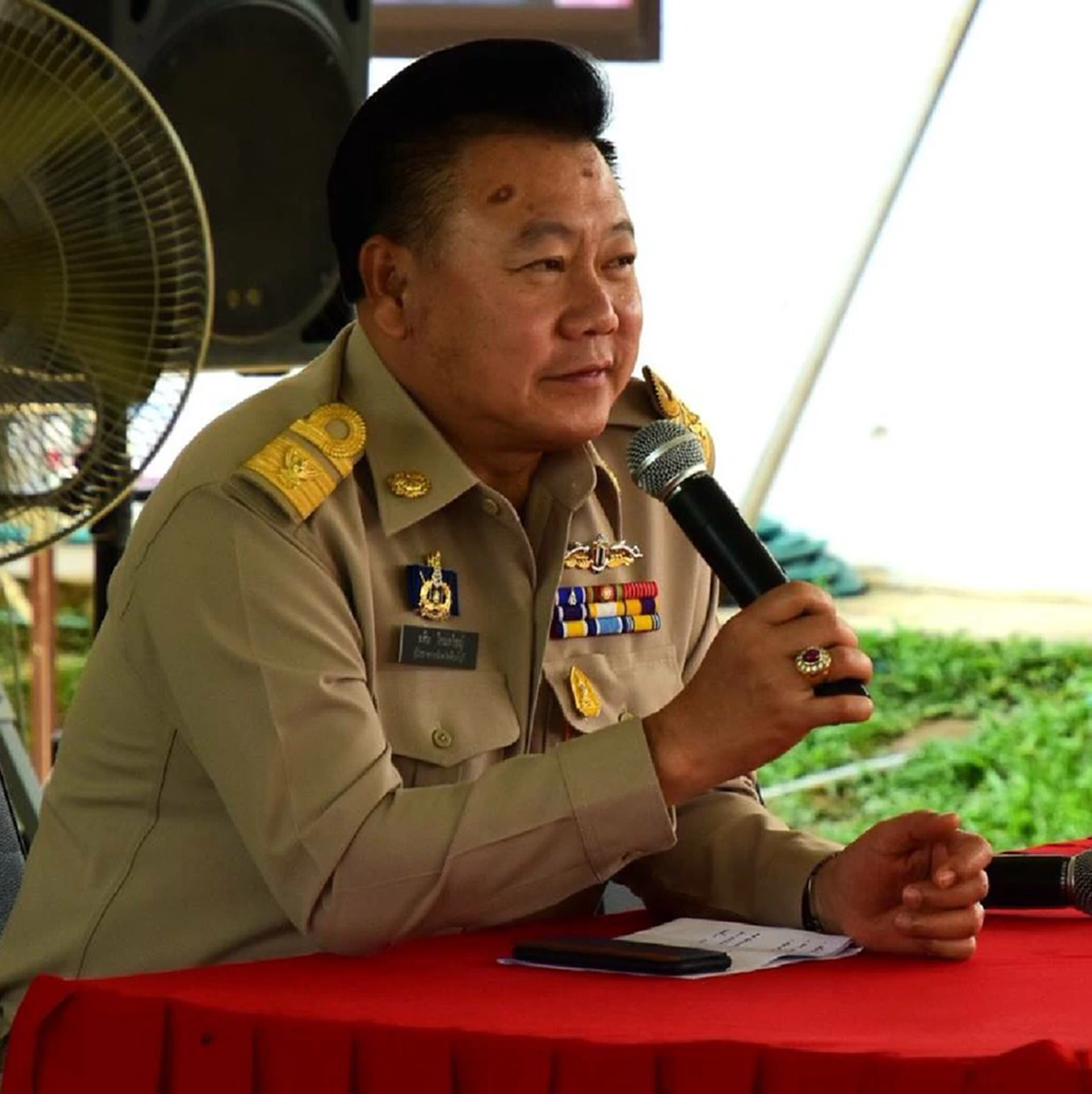 คนมีของ!! นักข่าวอึ้ง!! ผู้ว่าป้ายแดงเมืองสิงห์ อินธนูมีอักขระยันต์ เต็มเพียบดูเข้ม ขลังอย่างมาก