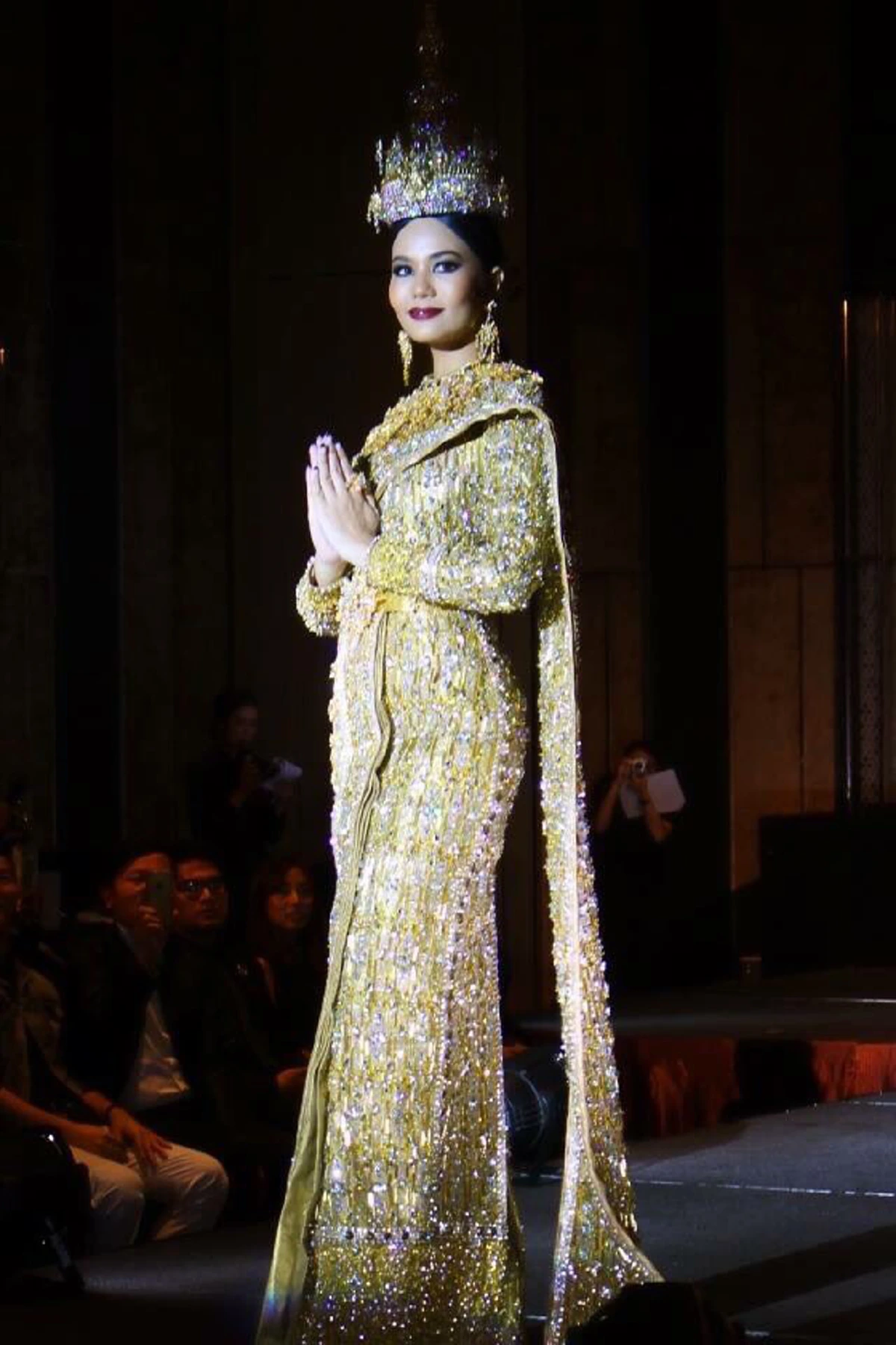 งดงามล้ำค่า!!! เปิดตัวชุดประจำชาติไทย "Jewel of Thailand" เตรียมขึ้นเวที มิสยูนิเวิร์ส 2016 สู่สายตาชาวโลก!!! (ชมภาพ)