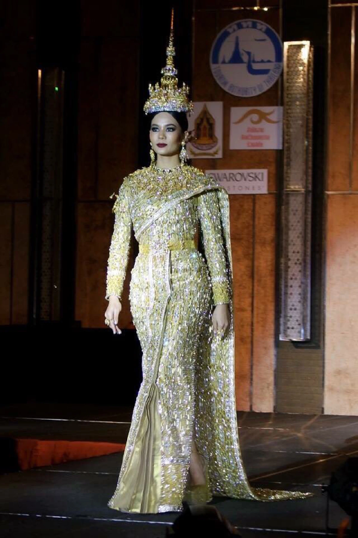 งดงามล้ำค่า!!! เปิดตัวชุดประจำชาติไทย "Jewel of Thailand" เตรียมขึ้นเวที มิสยูนิเวิร์ส 2016 สู่สายตาชาวโลก!!! (ชมภาพ)
