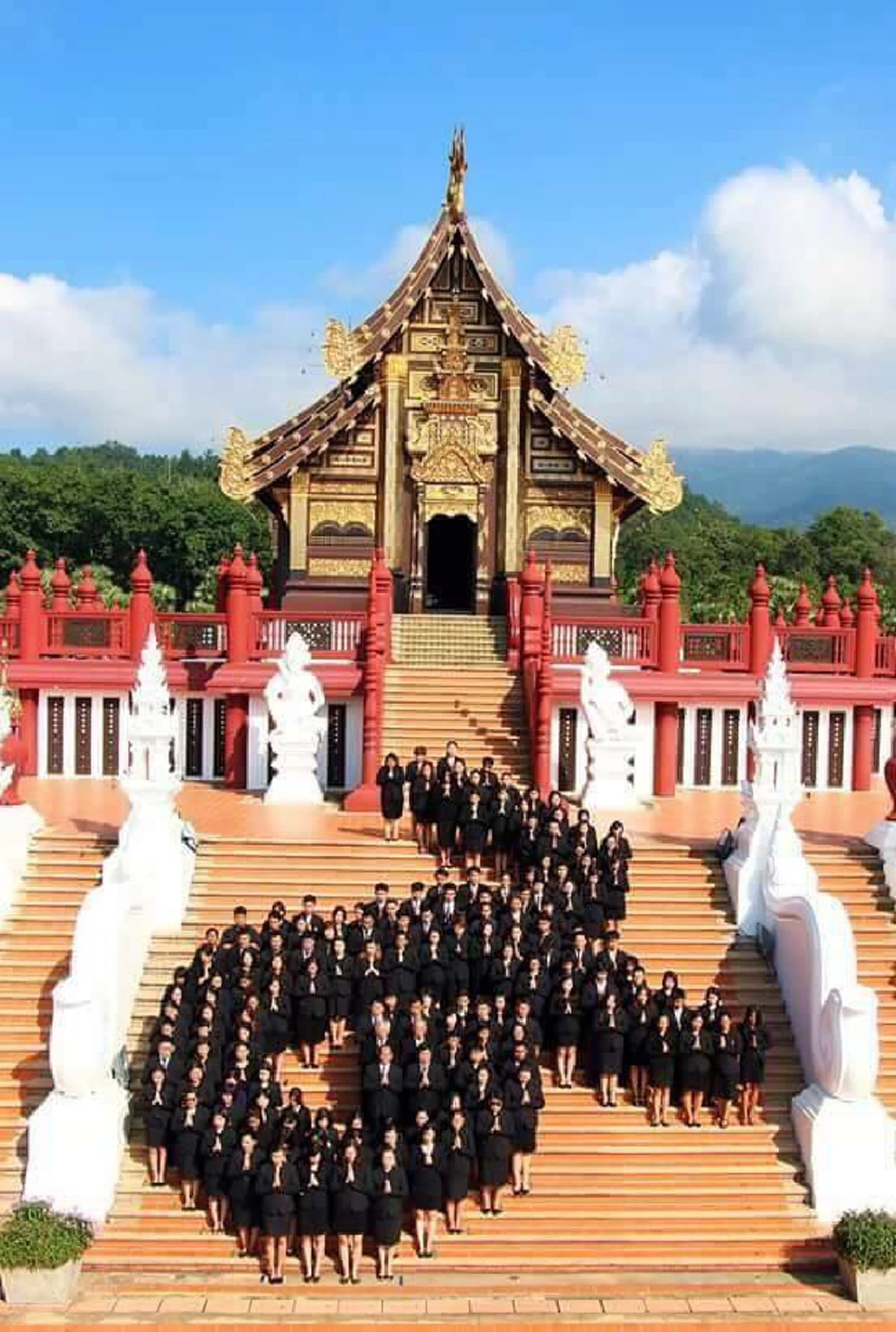 ชาวเชียงใหม่รวมใจเพื่อพ่อ แปรอักษรเลข ๙ ถวายอาลัยในหลวง รัชกาลที่๙ (ชมภาพ)