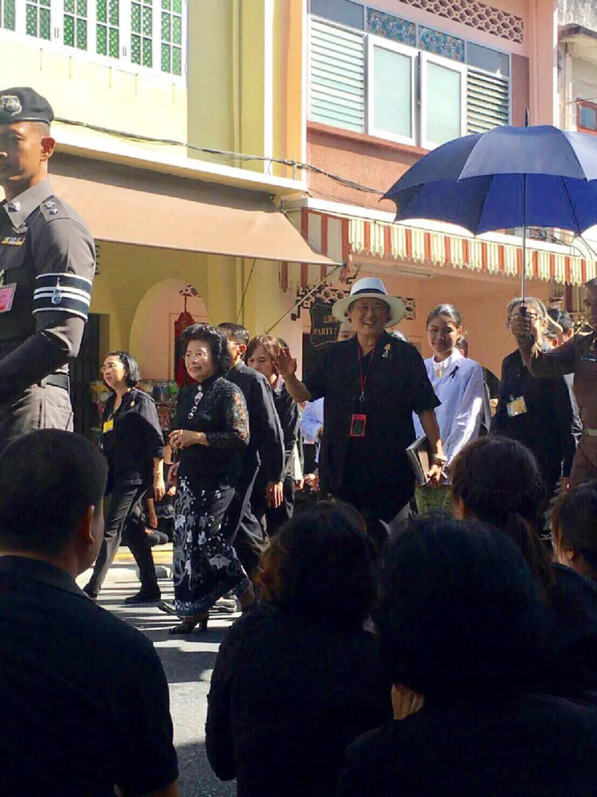 ปลื้มปีติเป็นล้นพ้น!! "สมเด็จพระเทพฯ" เสด็จเยือนเมืองภูเก็ต ทรงน้ำชาและขนมพื้นเมือง พร้อมเยี่ยมเยือนพสกนิกรที่รอเฝ้ารับเสด็จอย่างใกล้ชิด (ชมภาพ)