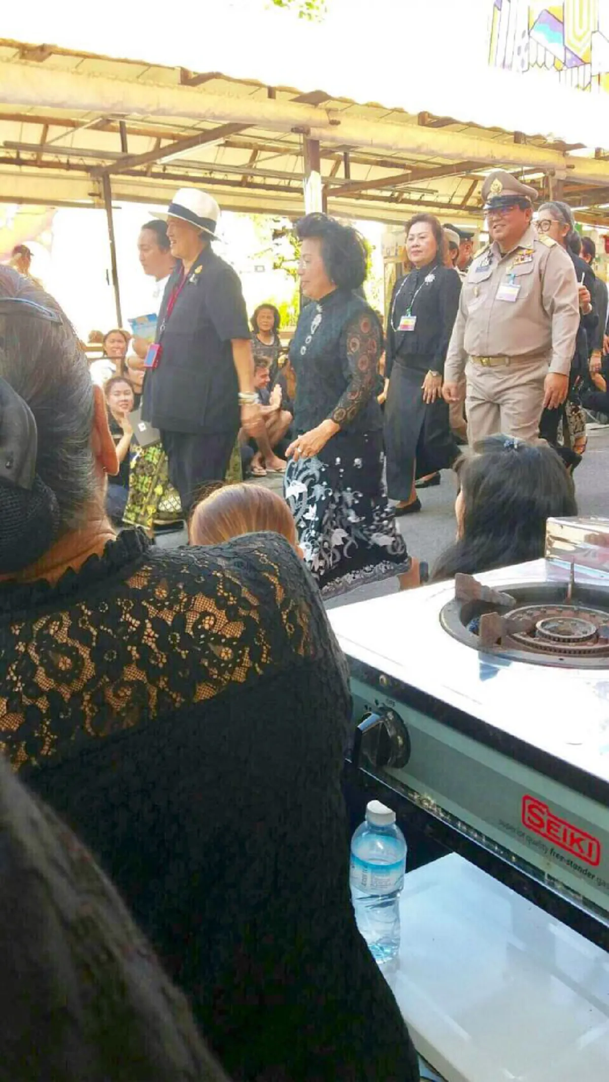 ปลื้มปีติเป็นล้นพ้น!! "สมเด็จพระเทพฯ" เสด็จเยือนเมืองภูเก็ต ทรงน้ำชาและขนมพื้นเมือง พร้อมเยี่ยมเยือนพสกนิกรที่รอเฝ้ารับเสด็จอย่างใกล้ชิด (ชมภาพ)