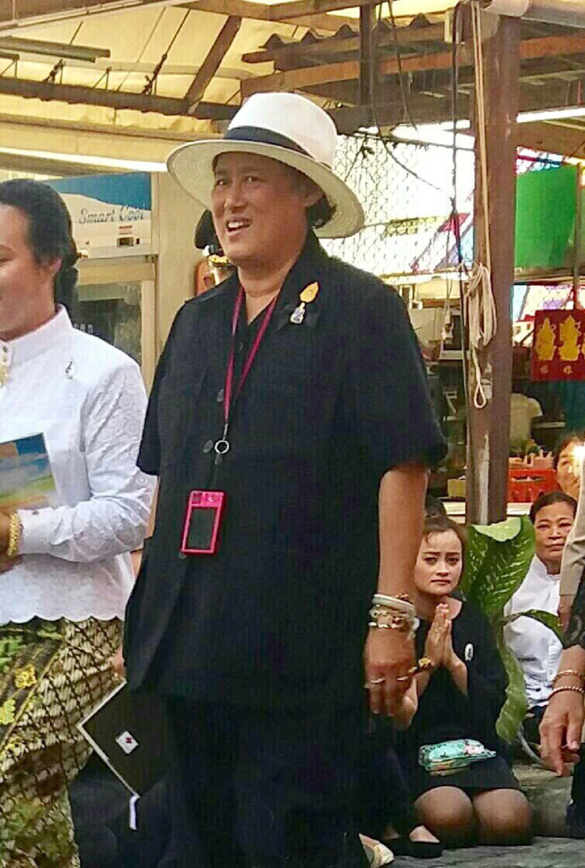 ปลื้มปีติเป็นล้นพ้น!! "สมเด็จพระเทพฯ" เสด็จเยือนเมืองภูเก็ต ทรงน้ำชาและขนมพื้นเมือง พร้อมเยี่ยมเยือนพสกนิกรที่รอเฝ้ารับเสด็จอย่างใกล้ชิด (ชมภาพ)