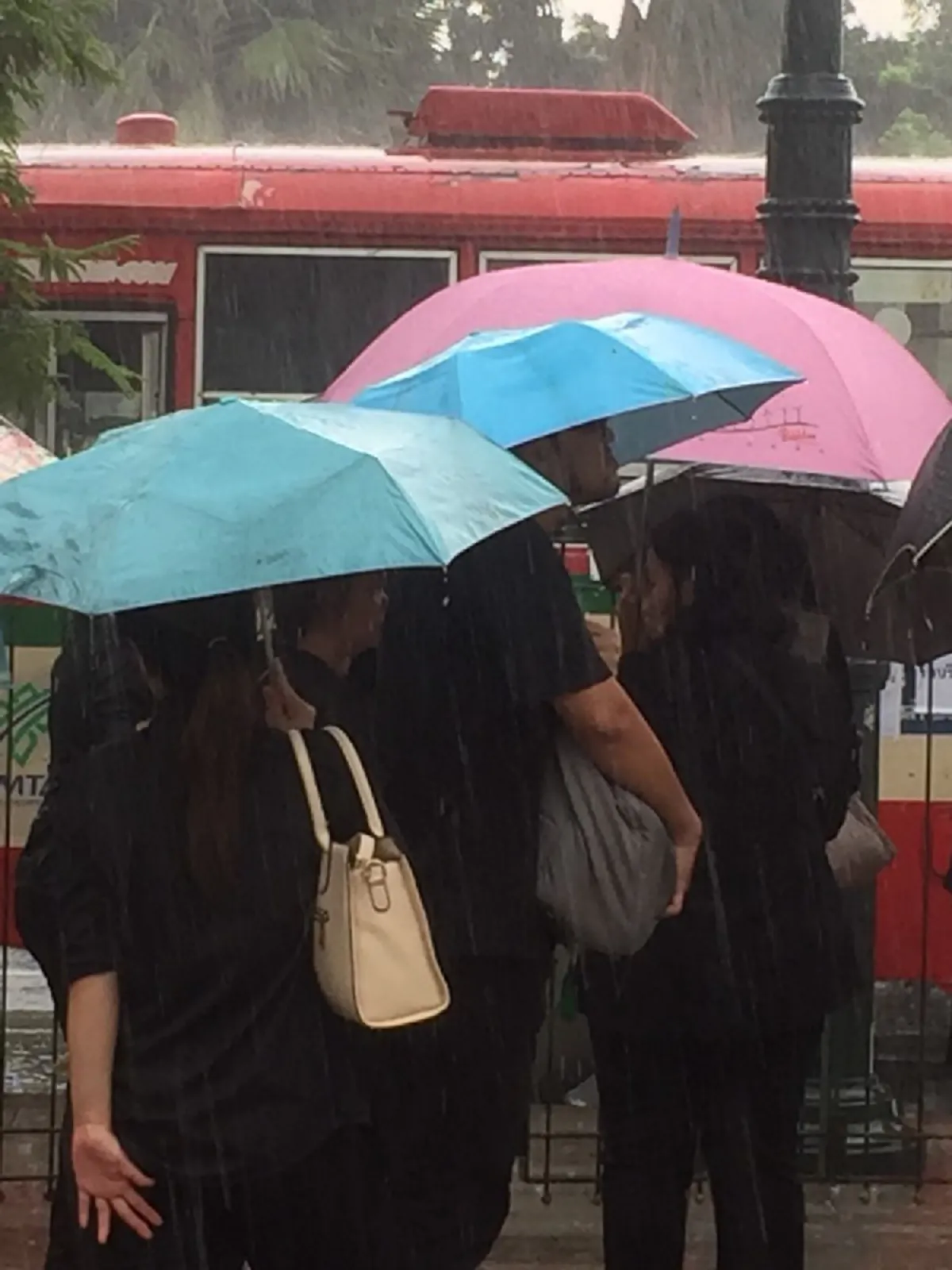 สายฝนจะแรงแค่ไหน ใจไม่หวั่น...ประชาชนนับพัน เข้าแถวรอลงนามถวายความอาลัยท่ามกลางสายฝนที่กระหน่ำตกอย่างหนัก