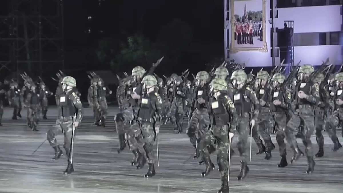 ภาพสุดยิ่งใหญ่!!! นายทหารมหาดเล็กรักษาพระองค์ฯ 897 นาย สวนสนามเนื่องในวันราชวัลลภครบรอบ 148 ปี หน้าพระที่นั่ง "รัชกาลที่ 10"  (มีภาพ)