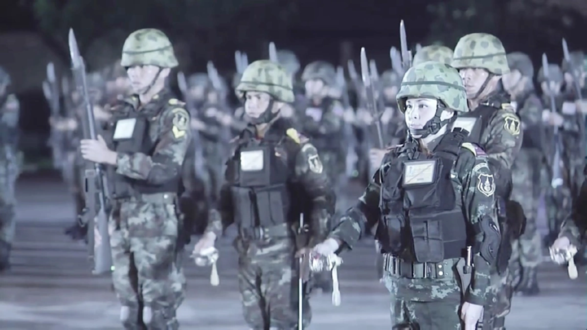 ภาพสุดยิ่งใหญ่!!! นายทหารมหาดเล็กรักษาพระองค์ฯ 897 นาย สวนสนามเนื่องในวันราชวัลลภครบรอบ 148 ปี หน้าพระที่นั่ง "รัชกาลที่ 10"  (มีภาพ)