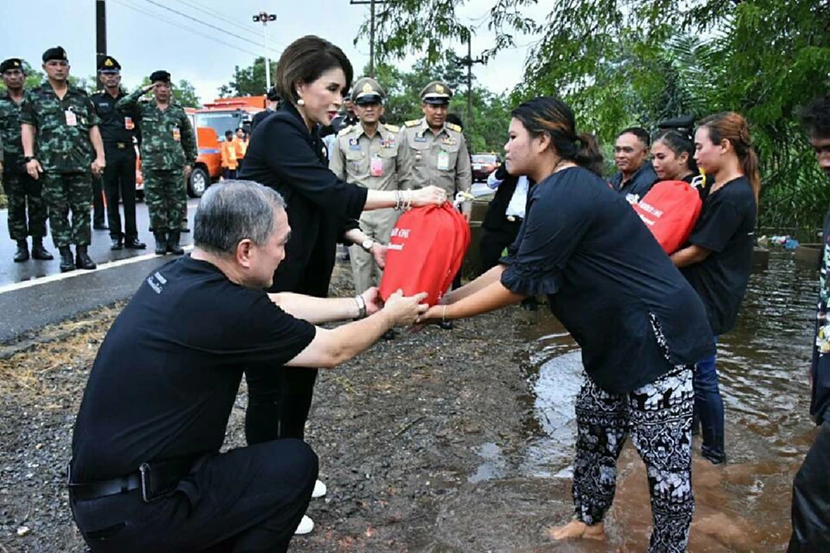 สุดซาบซึ้ง!!! "ทูลกระหม่อมหญิงอุบลรัตนราชกัญญา สิริวัฒนาพรรณวดี" เสด็จเยี่ยมผู้ประสบภัยน้ำท่วมภาคใต้ด้วยพระองค์เอง #ทรงพระเจริญ (ชมภาพ) 