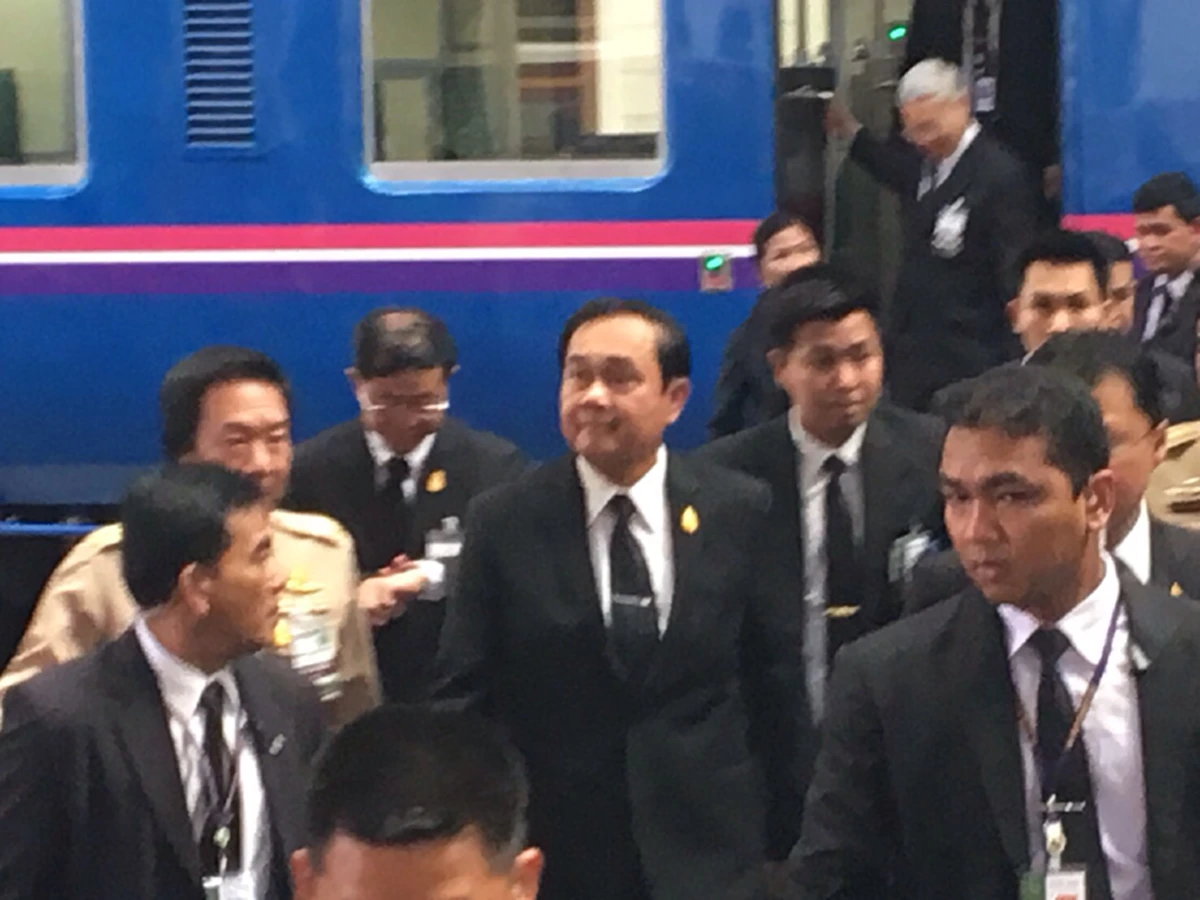 ฮือฮา!!! "ลุงตู่" ขึ้นรถไฟปู๊นๆ ชั้น 3 โฉมใหม่ในรอบ 60 ปี ยกเครื่องมอบเป็นของขวัญปีใหม่ แถมอารมณ์ดีโบกมือทักทายประชาชนอีกด้วย!!!