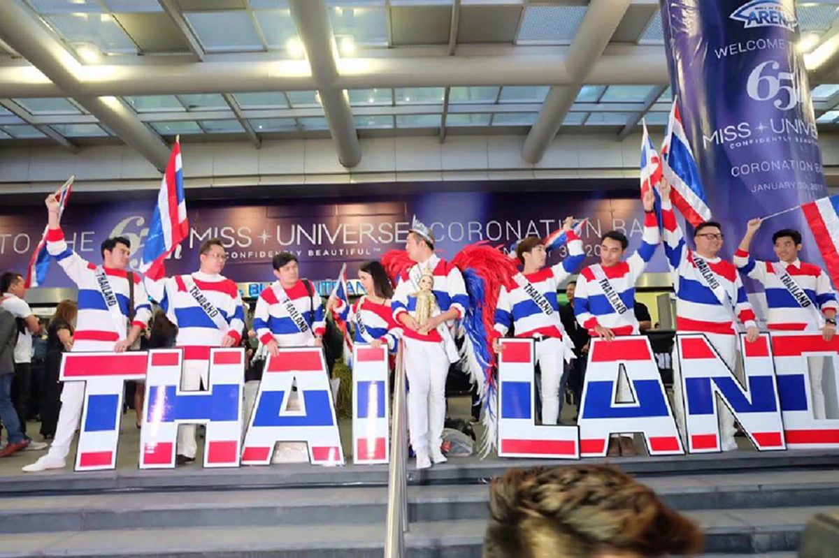 เชียร์สุดใจ!!! กองเชียร์ไทยแลนด์ตบเท้าร่วมเชียร์ "น้ำตาล ชลิตา" แน่นฮอลล์ มั่นใจน้องต้องทำได้ดีที่สุด!!! (ชมคลิป)