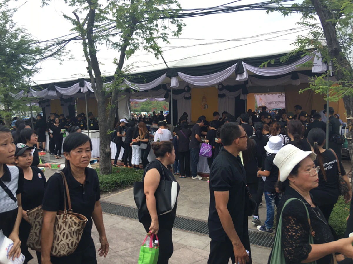"สมเด็จพระเจ้าอยู่หัวฯ ร.10" ทรงห่วงใยพสกนิกร เพิ่มอาหารสำหรับแจกจ่ายให้พสกนิกรที่เดินทางมากราบพระบรมศพ