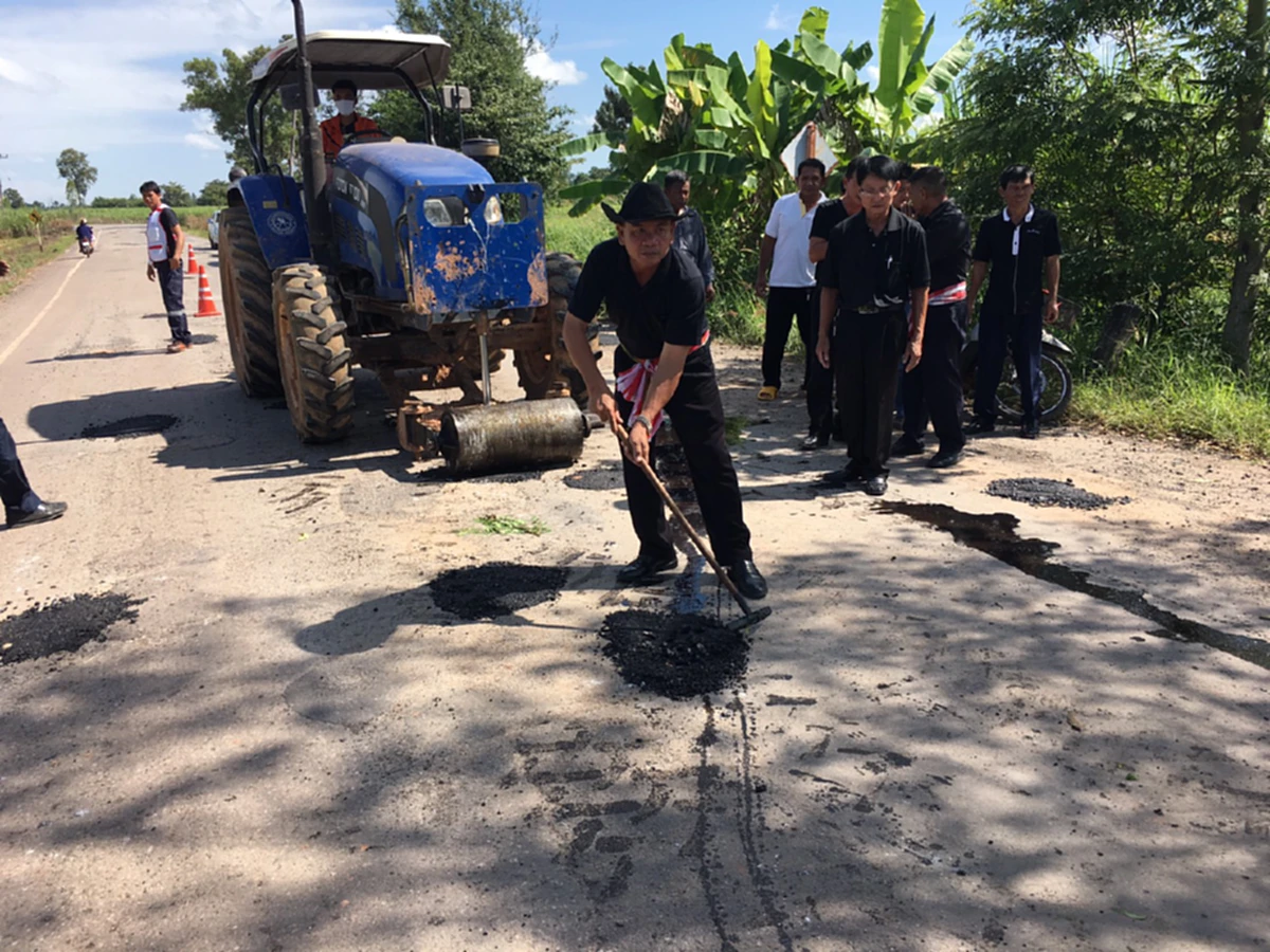 ด้วยสำนึกในพระมหากรุณาธิคุณ!!อบต.โนนทอง ออกซ่อมถนนที่ชำรุดในพื้นที่ถวายเป็นพระราชกุศลแด่ ในหลวง ร.๙