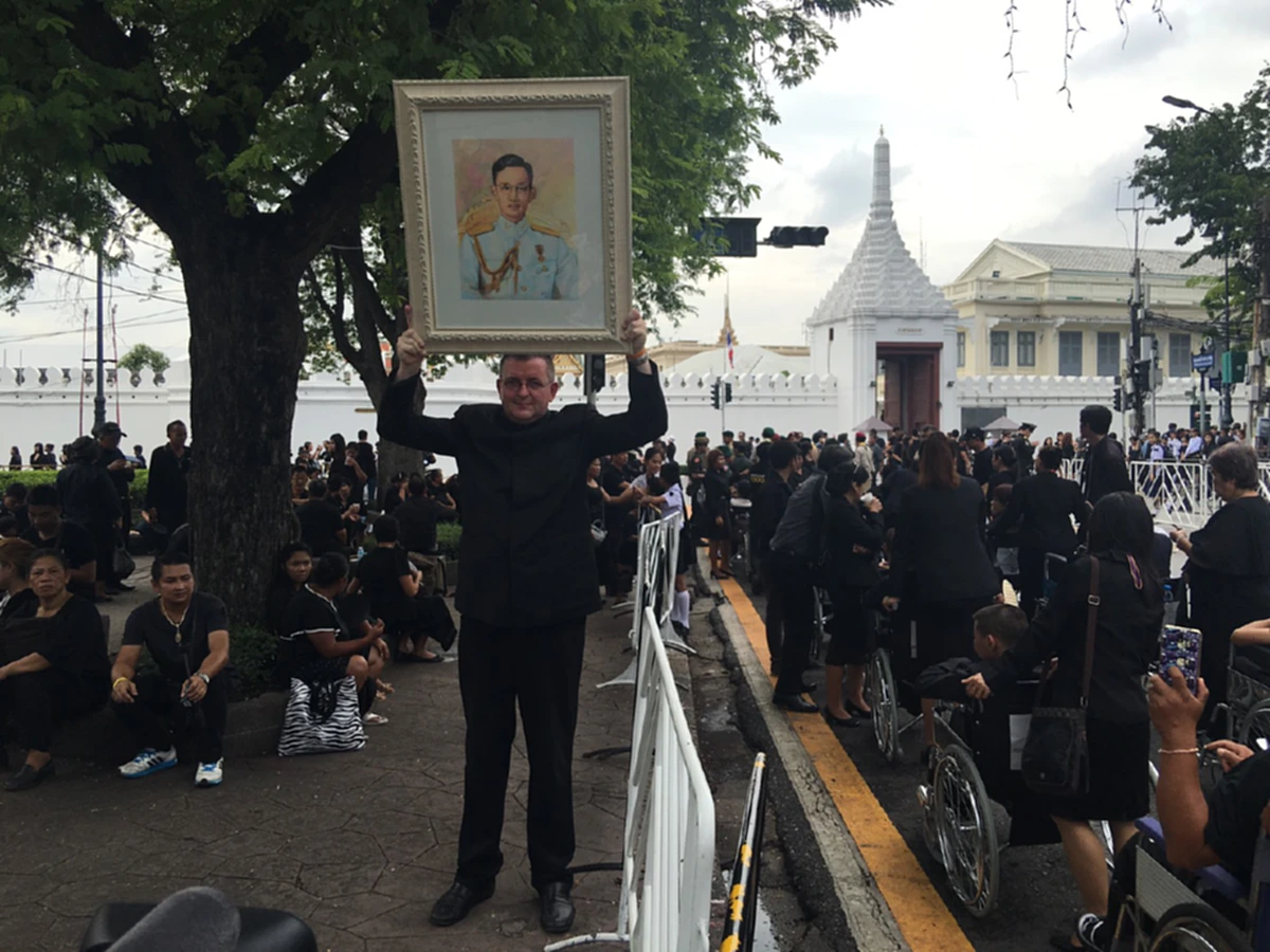 พระบารมีแผ่ไพศาล!! อ.วิศวะชาวสวิสฯ เดินทางข้ามน้ำข้ามทะเล ร่วมถวายบังคมพระบรมศพ "ในหลวง รัชกาลที่ 9"   ยกย่องเป็นกษัตริย์ในดวงใจ