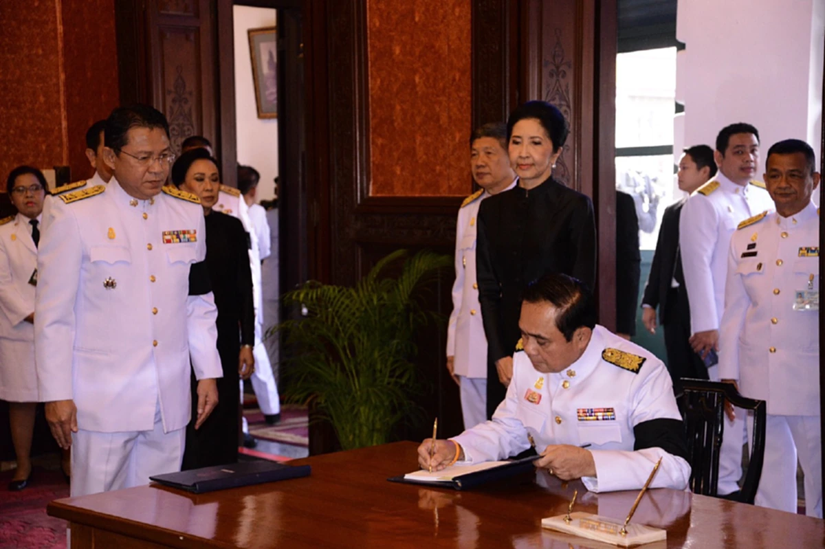 ประมวลภาพ!!! นายกฯ พร้อมภริยา นำคณะรัฐมนตรี ลงนามถวายพระพร สมเด็จพระเจ้าอยู่หัว เนื่องในวันขึ้นปีใหม่ 2560