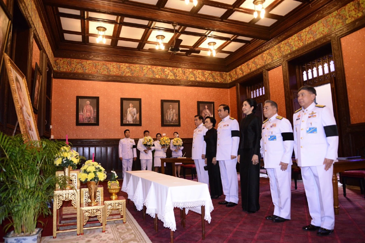 ประมวลภาพ!!! นายกฯ พร้อมภริยา นำคณะรัฐมนตรี ลงนามถวายพระพร สมเด็จพระเจ้าอยู่หัว เนื่องในวันขึ้นปีใหม่ 2560
