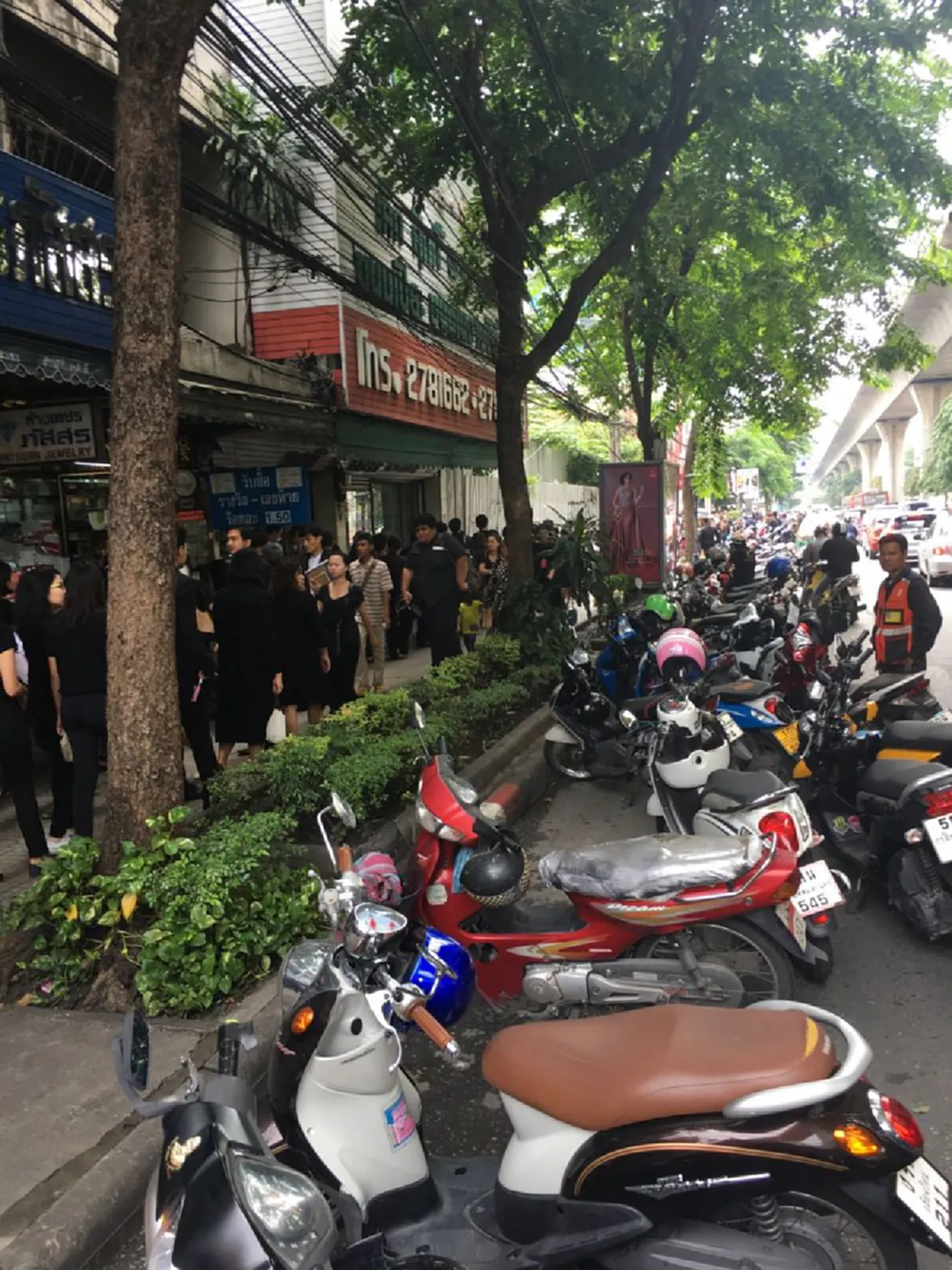 เนืองแน่น!!! ประชาชนแห่แลกธนบัตรที่ระลึก 84 พรรษาในหลวง หลังออมสิน ประกาศว่าเหลือเพียง 9 หมื่นชุดแล้ว