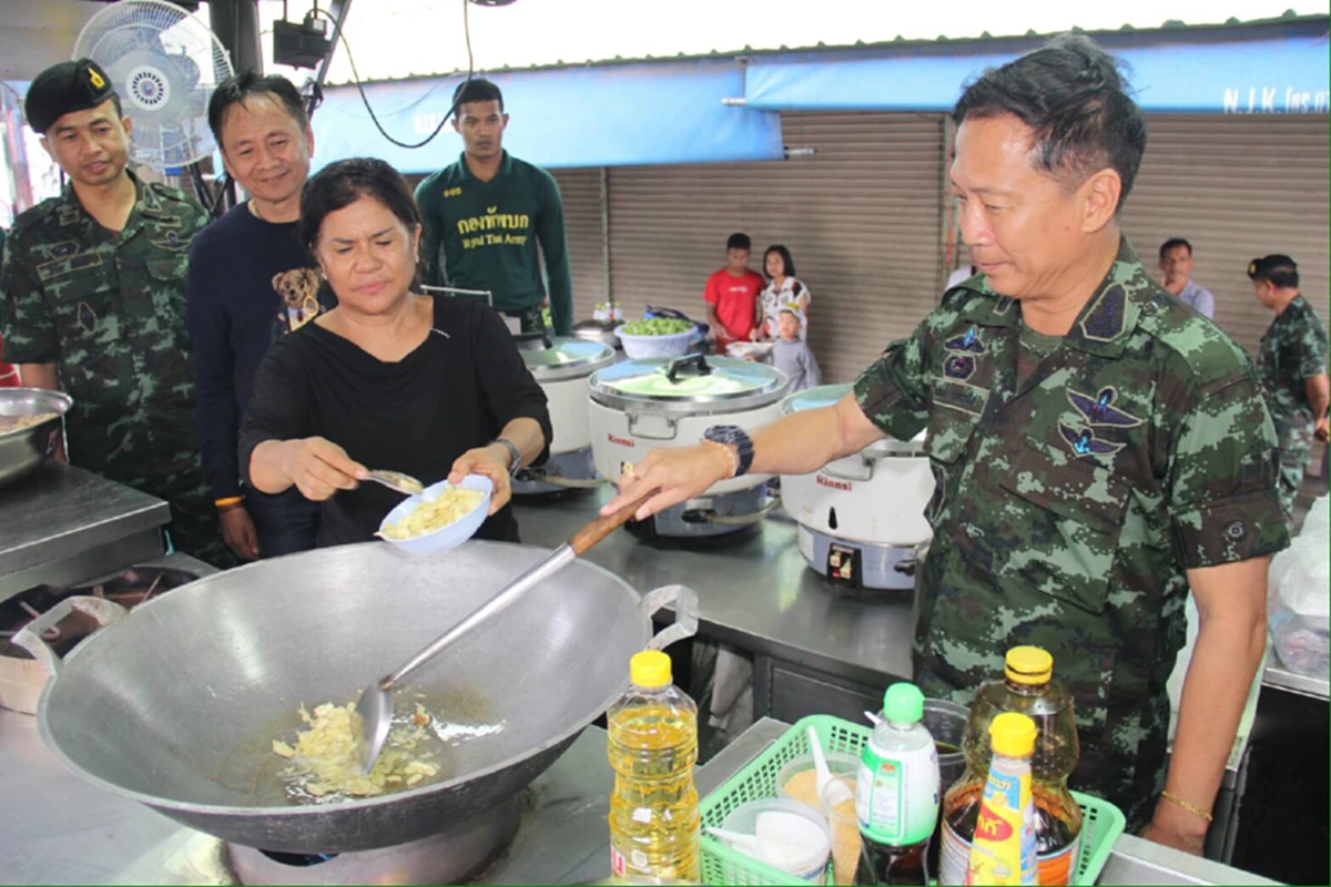 แม่ทัพมาเอง!! "พลโทปิยวัฒน์ นาควานิช" ลงพื้นที่ทำอาหารแจกประชาชน พร้อมสัญญา "ทหารจะอยู่เคียงข้างประชาชน จนกว่าสถานการณ์ คลี่คลาย"