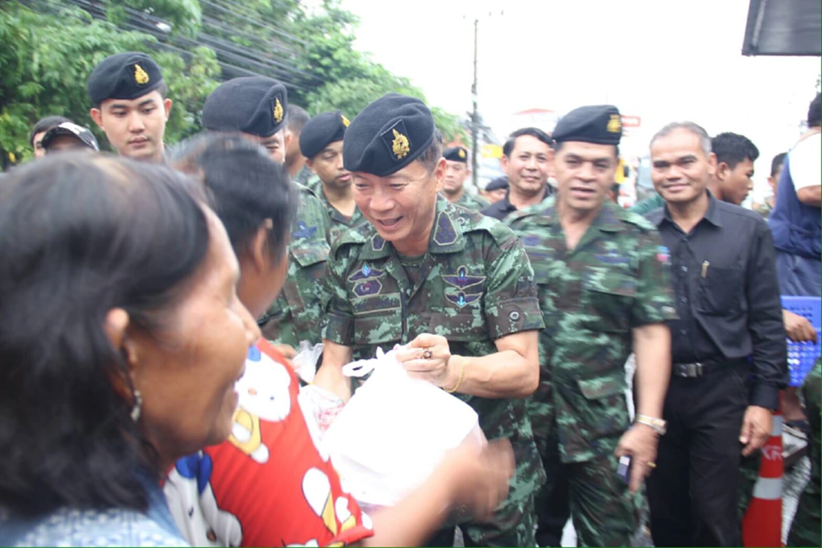 แม่ทัพมาเอง!! "พลโทปิยวัฒน์ นาควานิช" ลงพื้นที่ทำอาหารแจกประชาชน พร้อมสัญญา "ทหารจะอยู่เคียงข้างประชาชน จนกว่าสถานการณ์ คลี่คลาย"