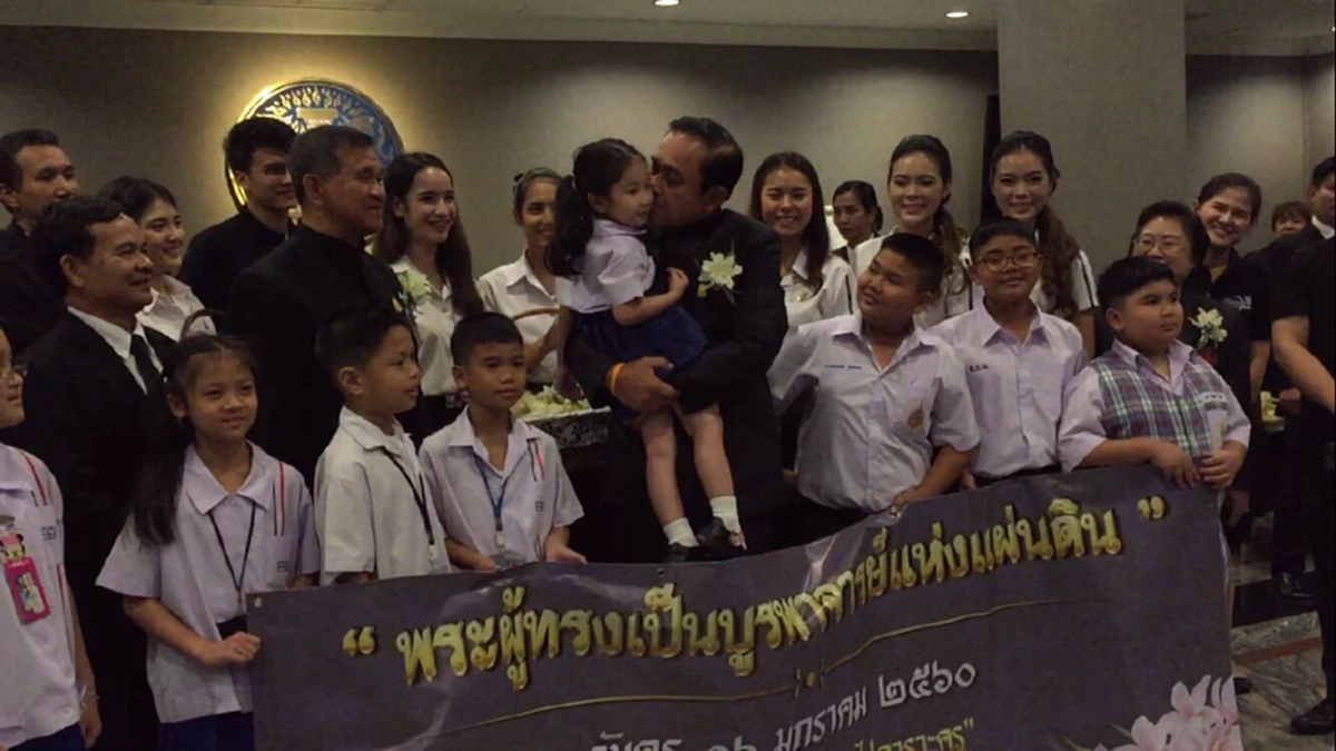 นายกลุงตู่รักเด็ก!! ทั้งอุ้ม ทั้งหอม ก่อนจะถึงวันเด็กแห่งชาติเสาร์นี้